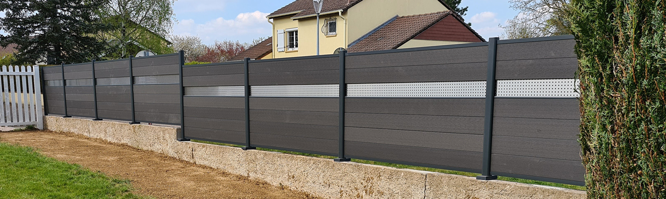 Clôture d'un petit jardin individuel avec grillage simple torsion et  accessoires traditionnels